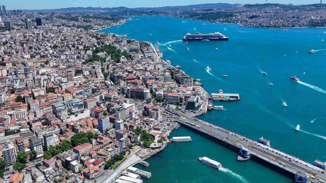 İstanbul Boğazı'nın turkuaz görüntüsü görenleri mest ediyor 2