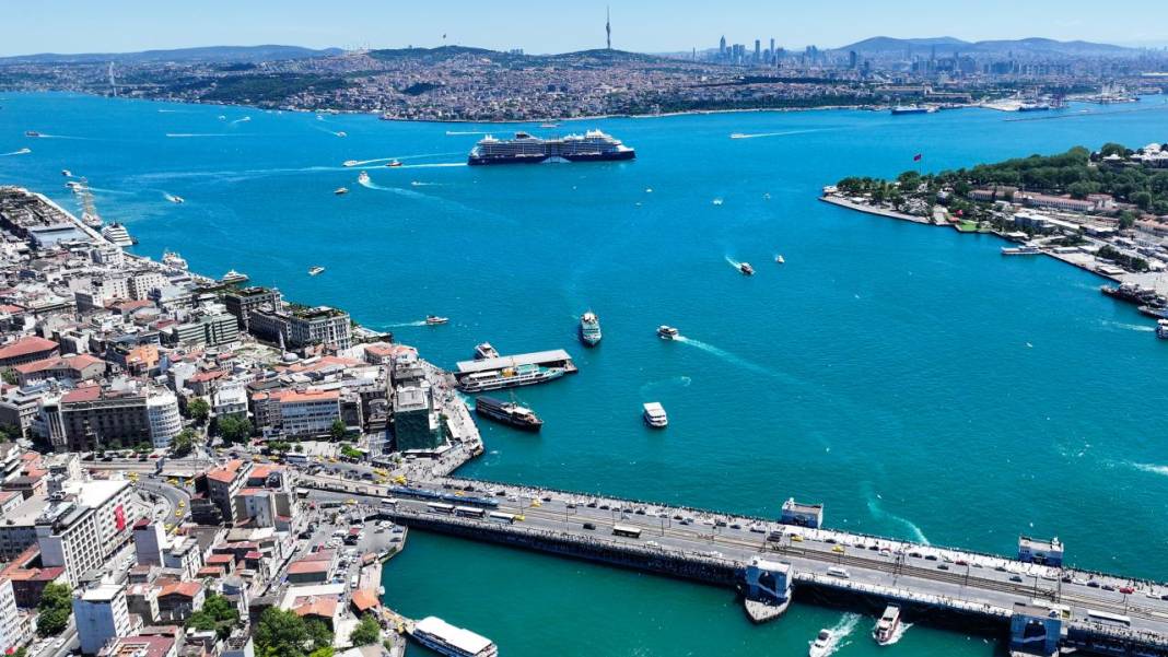 İstanbul Boğazı'nın turkuaz görüntüsü görenleri mest ediyor 5