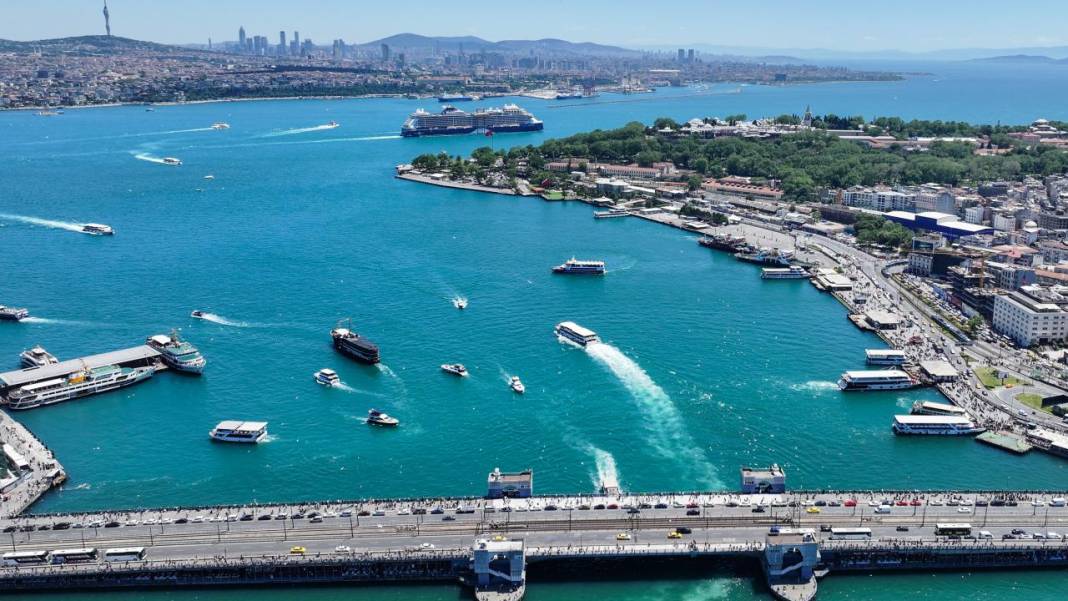 İstanbul Boğazı'nın turkuaz görüntüsü görenleri mest ediyor 6