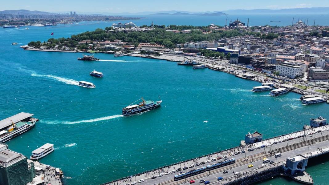 İstanbul Boğazı'nın turkuaz görüntüsü görenleri mest ediyor 7