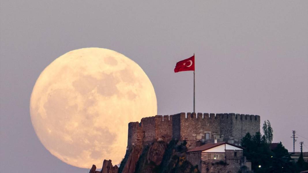Gökyüzünde Dolunay zamanı 1