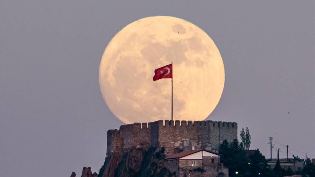 Gökyüzünde Dolunay zamanı 3