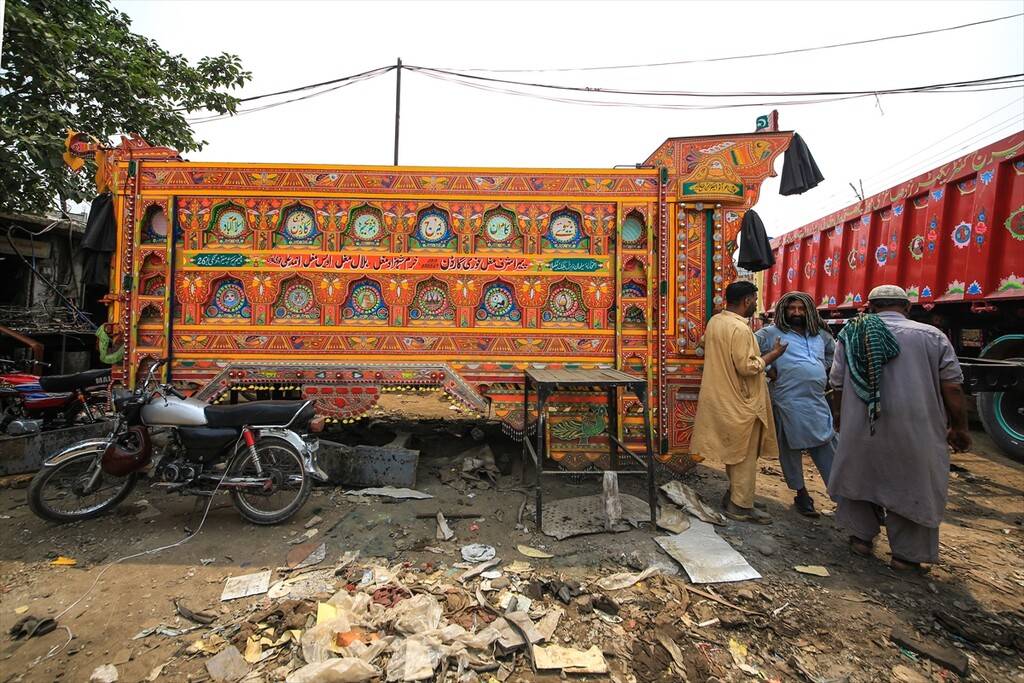 Pakistan'ın boyalı kamyonları ile yollar rengarenk 18