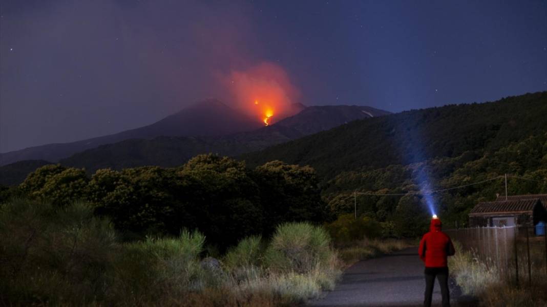Etna Yanardağı'nda lav akışı devam ediyor 1