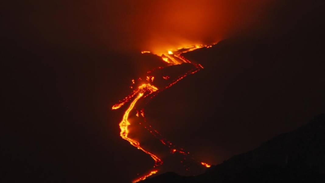 Etna Yanardağı'nda lav akışı devam ediyor 10