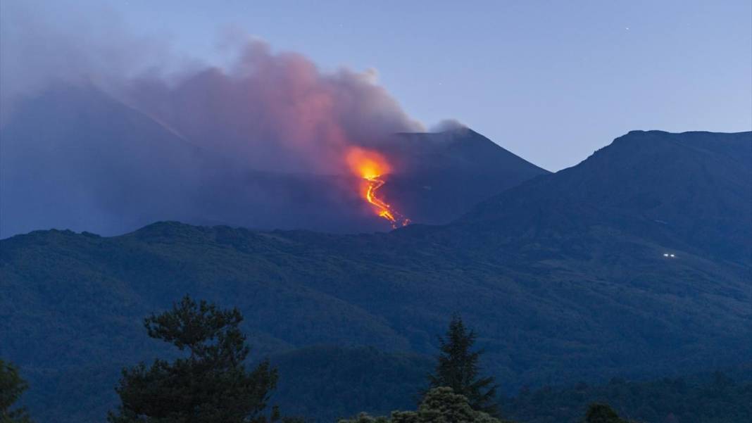 Etna Yanardağı'nda lav akışı devam ediyor 11