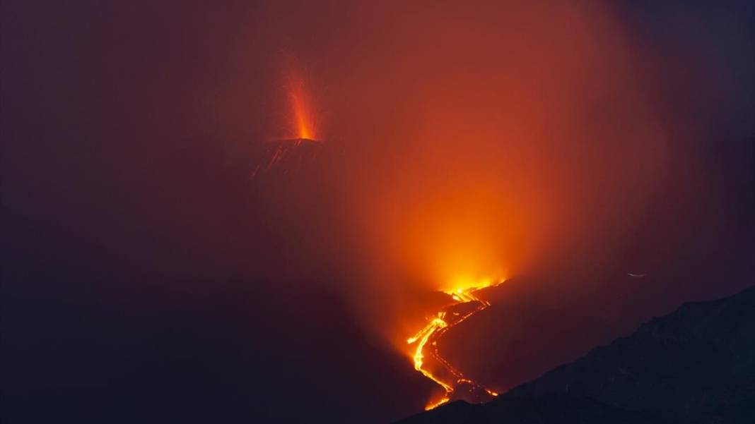 Etna Yanardağı'nda lav akışı devam ediyor 2
