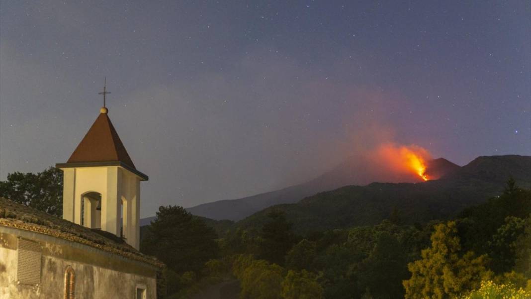 Etna Yanardağı'nda lav akışı devam ediyor 3
