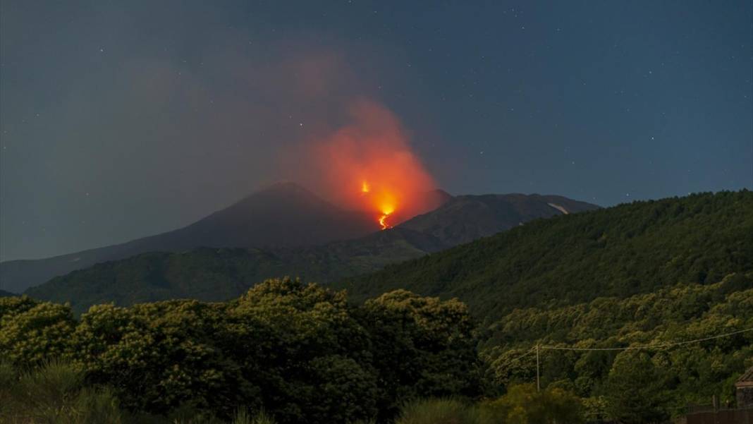 Etna Yanardağı'nda lav akışı devam ediyor 4