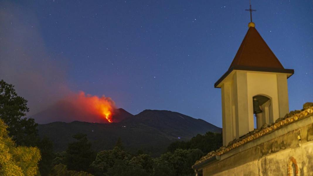 Etna Yanardağı'nda lav akışı devam ediyor 5