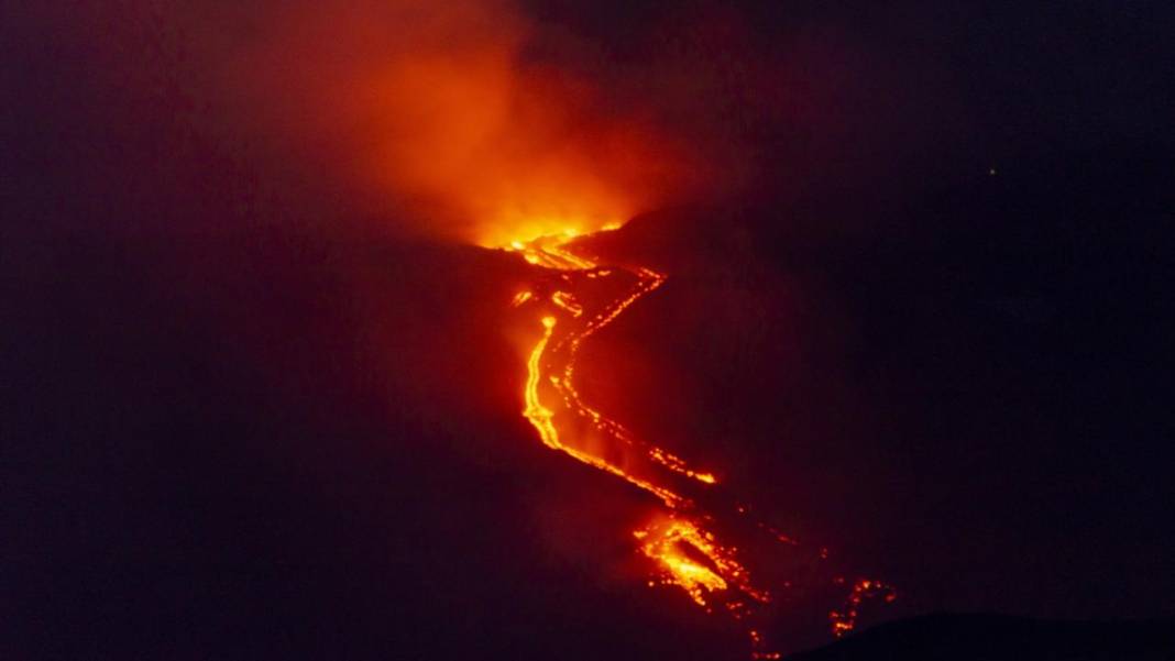 Etna Yanardağı'nda lav akışı devam ediyor 6