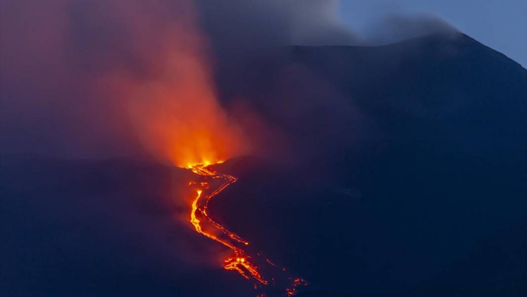 Etna Yanardağı'nda lav akışı devam ediyor 7