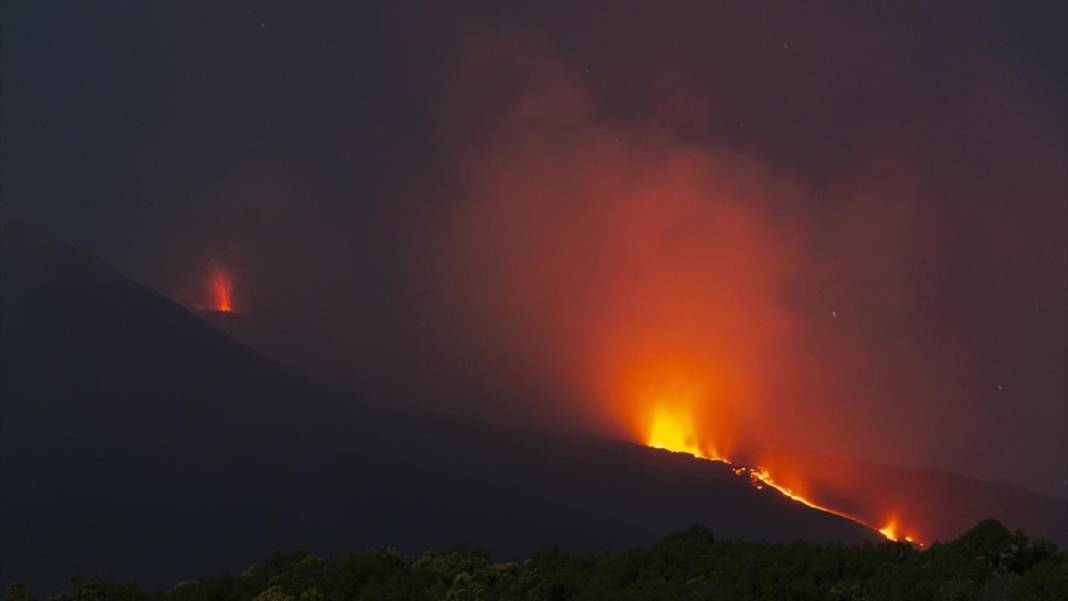 Etna Yanardağı'nda lav akışı devam ediyor 8