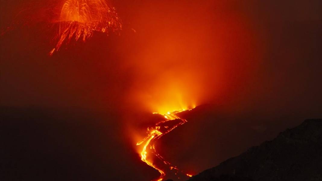 Etna Yanardağı'nda lav akışı devam ediyor 9