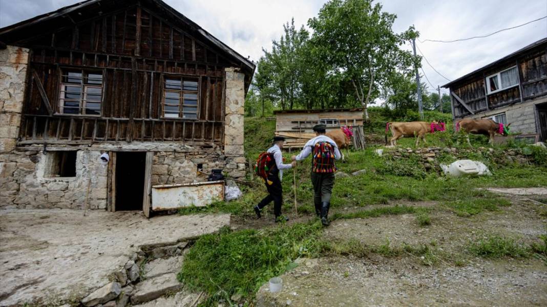 Doğu Karadeniz'de yayla göçü renkli görüntülere sahne oldu 12