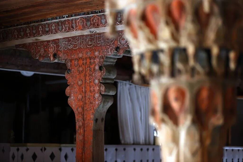 Konya'daki 661 yıllık cami ahşap işçiliğiyle dikkati çekiyor 12