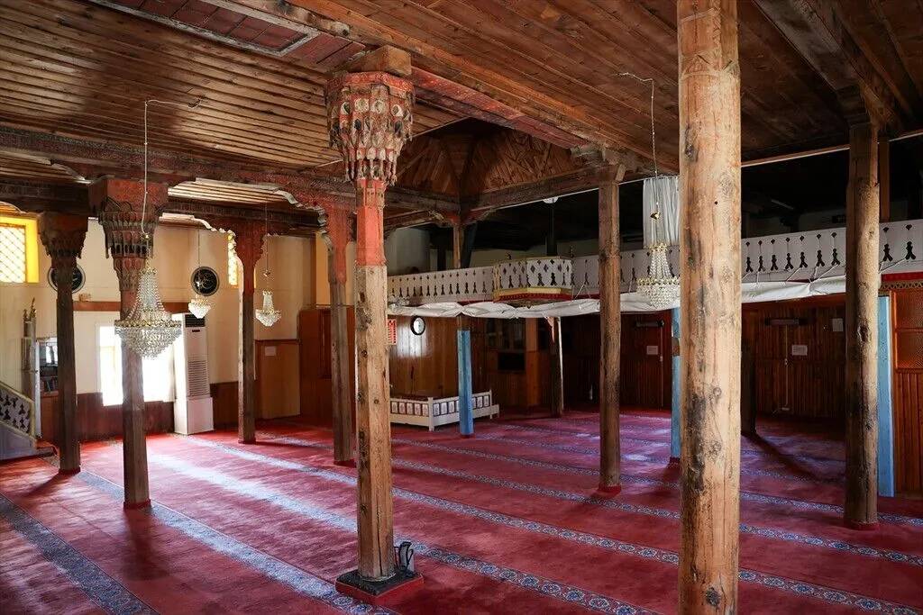 Konya'daki 661 yıllık cami ahşap işçiliğiyle dikkati çekiyor 2