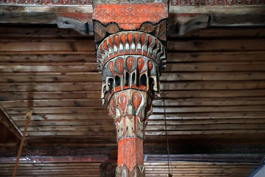 Konya'daki 661 yıllık cami ahşap işçiliğiyle dikkati çekiyor 3