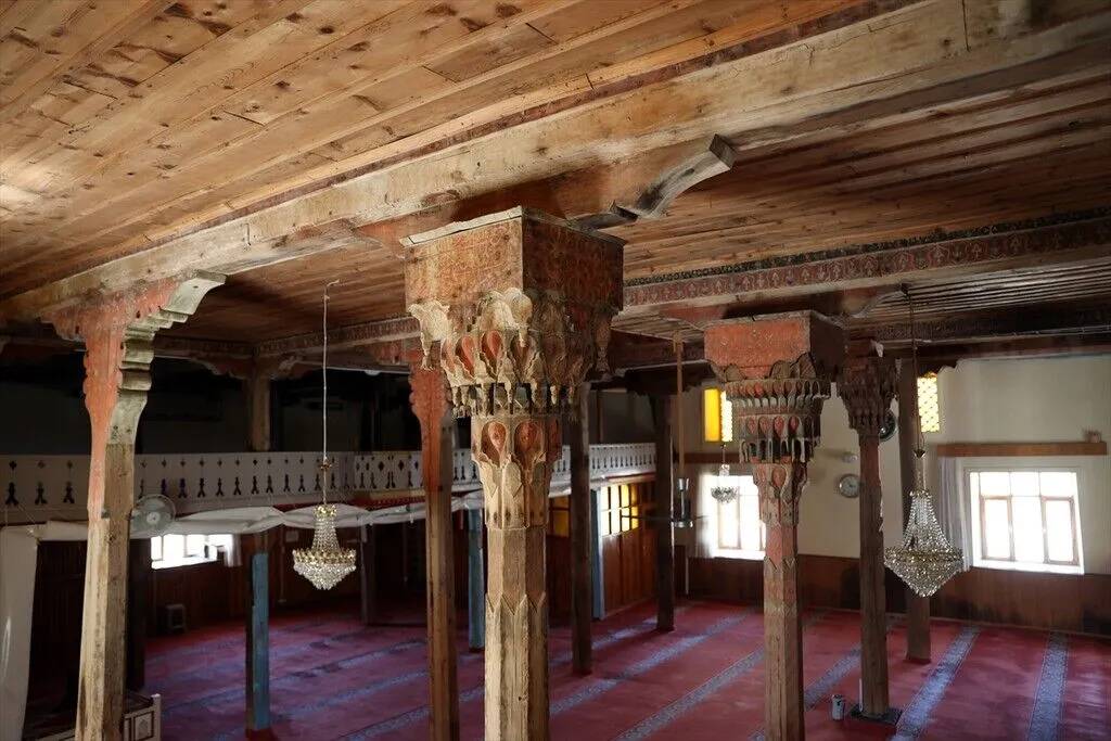 Konya'daki 661 yıllık cami ahşap işçiliğiyle dikkati çekiyor 4