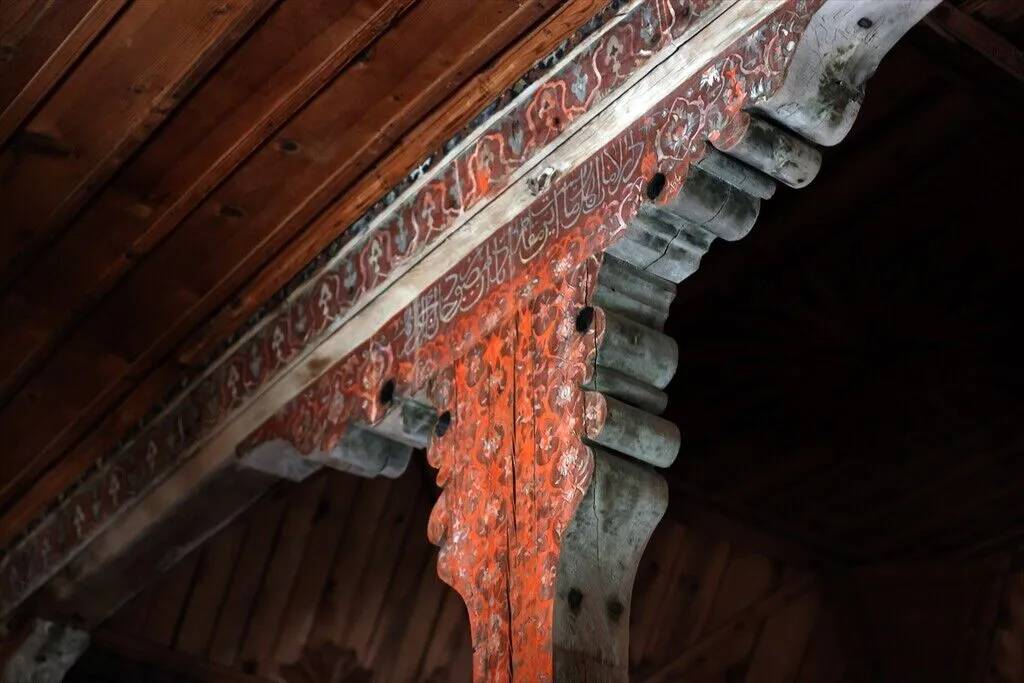 Konya'daki 661 yıllık cami ahşap işçiliğiyle dikkati çekiyor 6