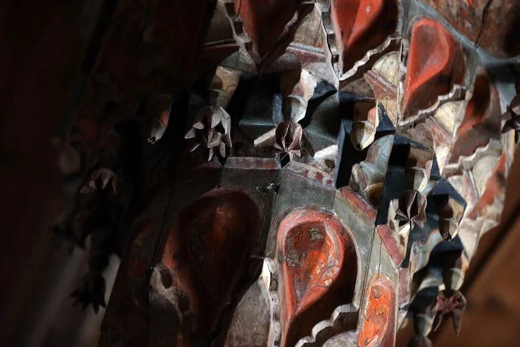 Konya'daki 661 yıllık cami ahşap işçiliğiyle dikkati çekiyor 8
