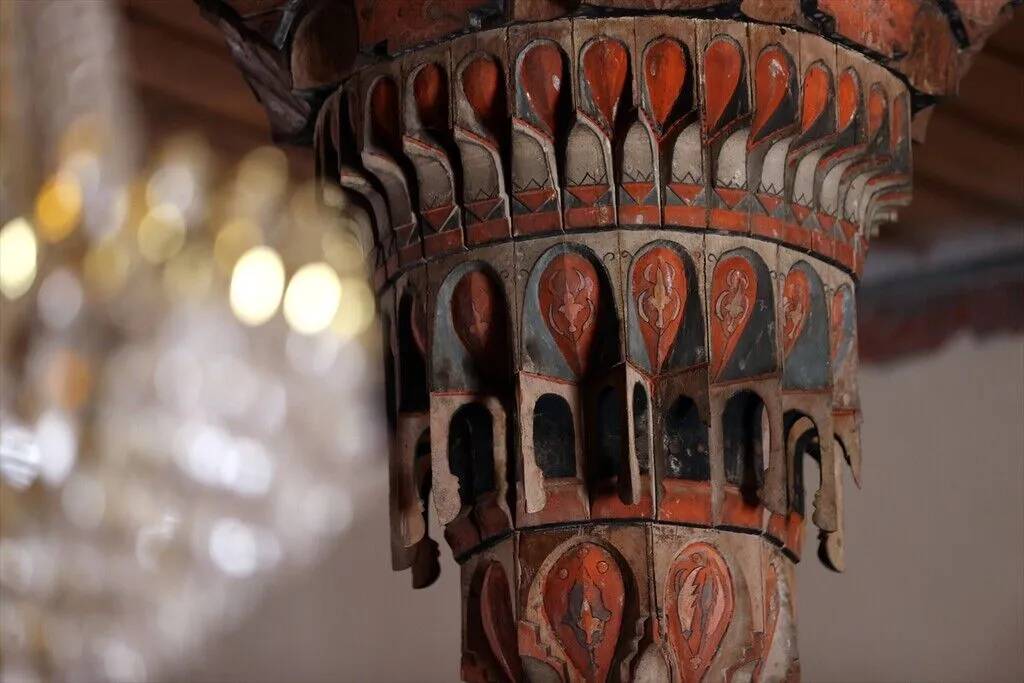 Konya'daki 661 yıllık cami ahşap işçiliğiyle dikkati çekiyor 9