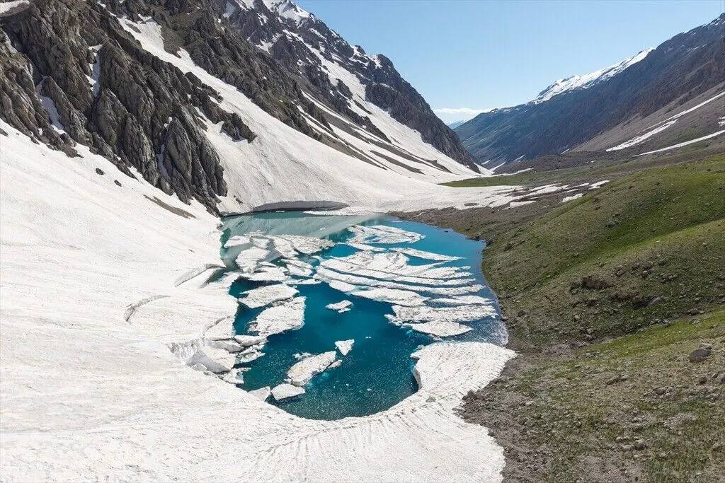 Zorlu zirve tırmanışıyla ulaşılan Tunceli'nin buzul gölleri 20