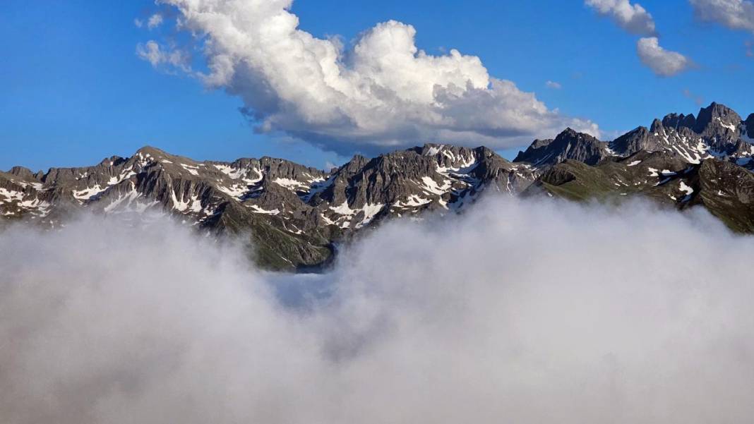 Bulutların üzerindeki yayla: Huser 9