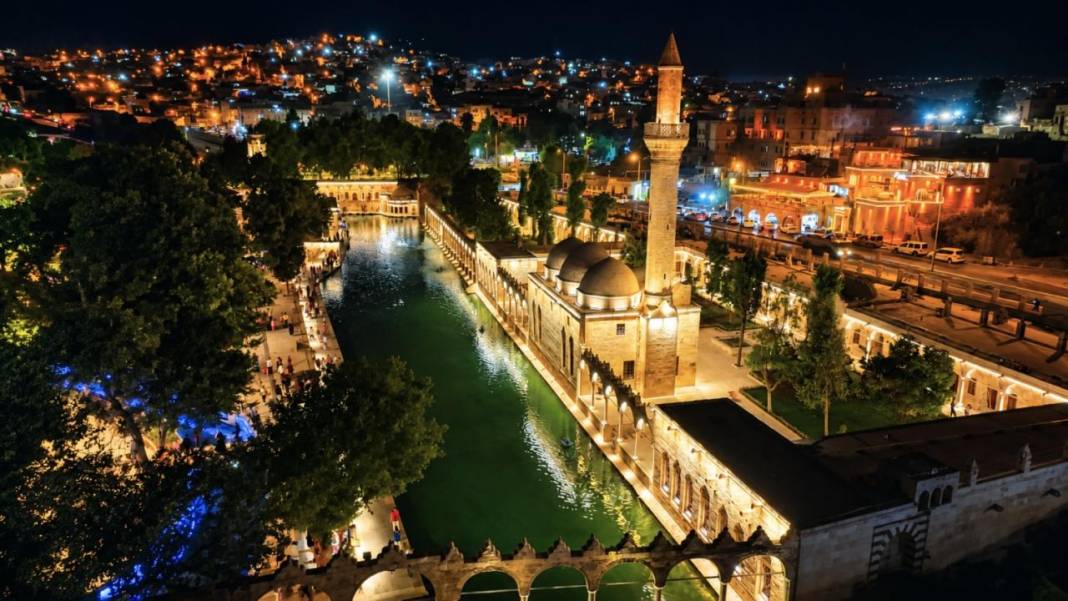 Şanlıurfa'da 45 dereceyi aşan sıcaklar turistleri gece gezisine yöneltti 1
