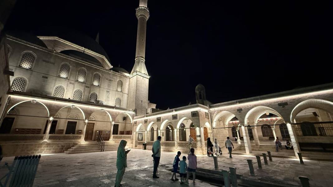 Şanlıurfa'da 45 dereceyi aşan sıcaklar turistleri gece gezisine yöneltti 2