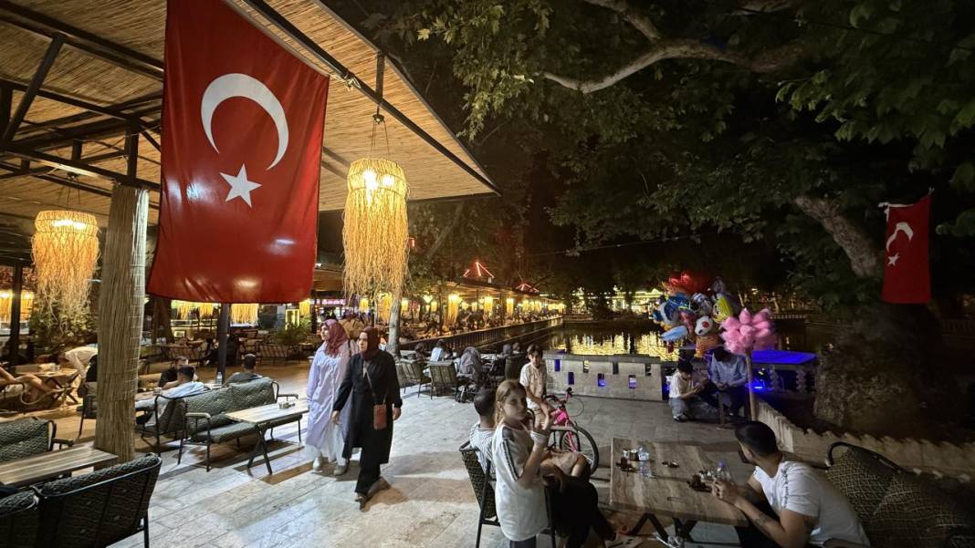Şanlıurfa'da 45 dereceyi aşan sıcaklar turistleri gece gezisine yöneltti 3
