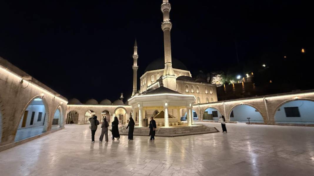 Şanlıurfa'da 45 dereceyi aşan sıcaklar turistleri gece gezisine yöneltti 4