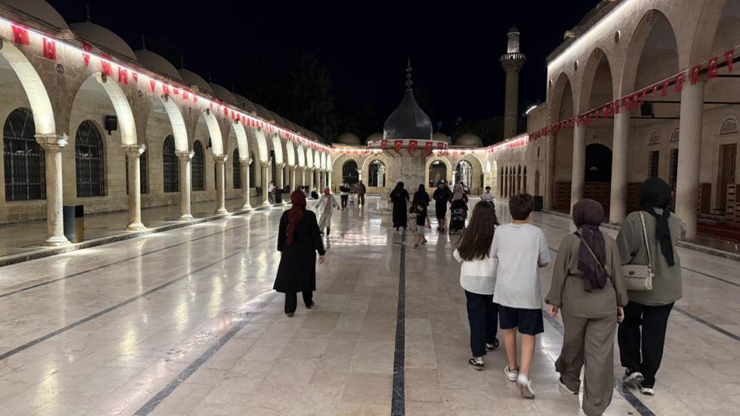 Şanlıurfa'da 45 dereceyi aşan sıcaklar turistleri gece gezisine yöneltti 5