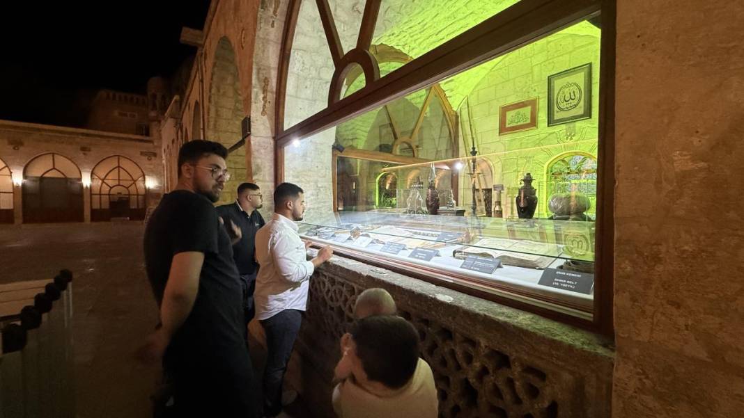 Şanlıurfa'da 45 dereceyi aşan sıcaklar turistleri gece gezisine yöneltti 6