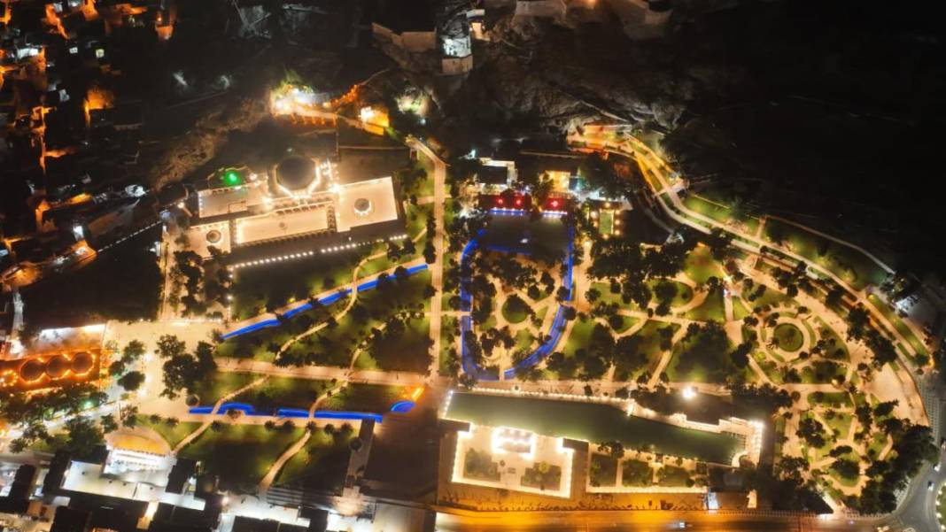 Şanlıurfa'da 45 dereceyi aşan sıcaklar turistleri gece gezisine yöneltti 7