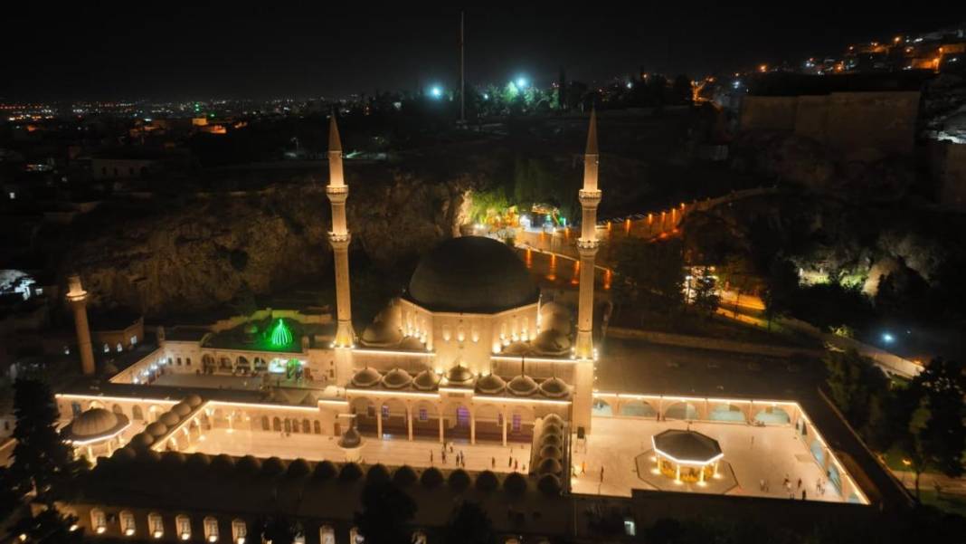 Şanlıurfa'da 45 dereceyi aşan sıcaklar turistleri gece gezisine yöneltti 8