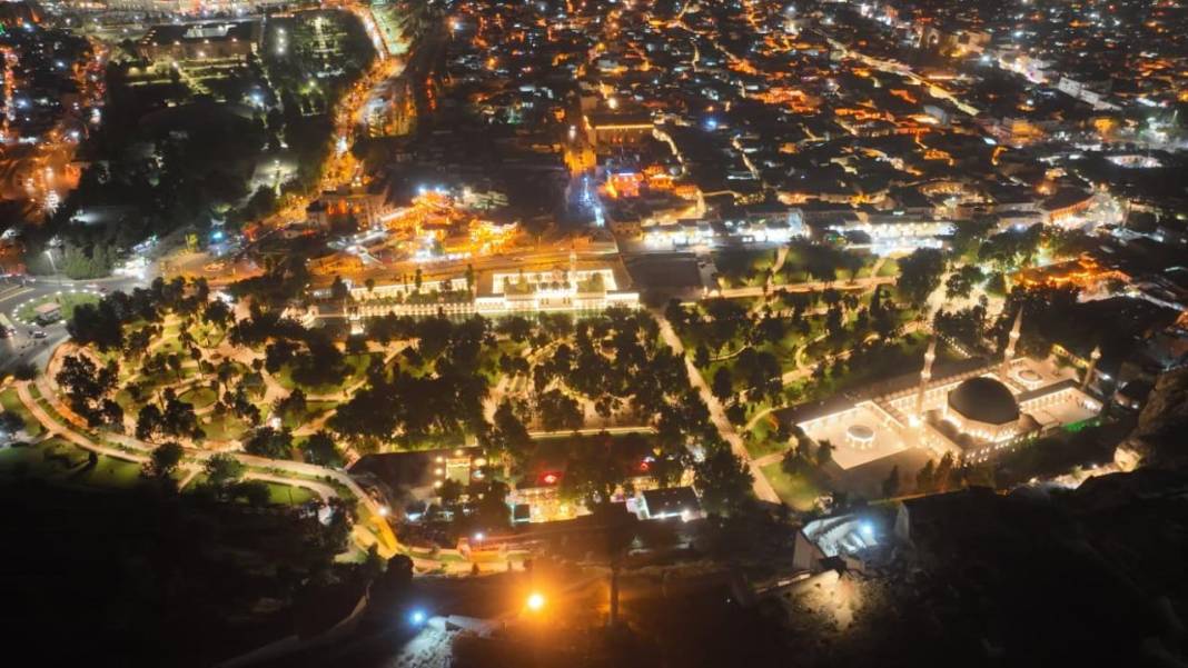 Şanlıurfa'da 45 dereceyi aşan sıcaklar turistleri gece gezisine yöneltti 9