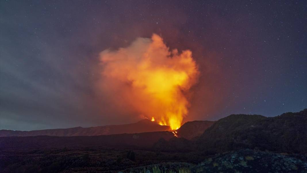 Etna Yanardağı'nın patlama devam ediyor 1