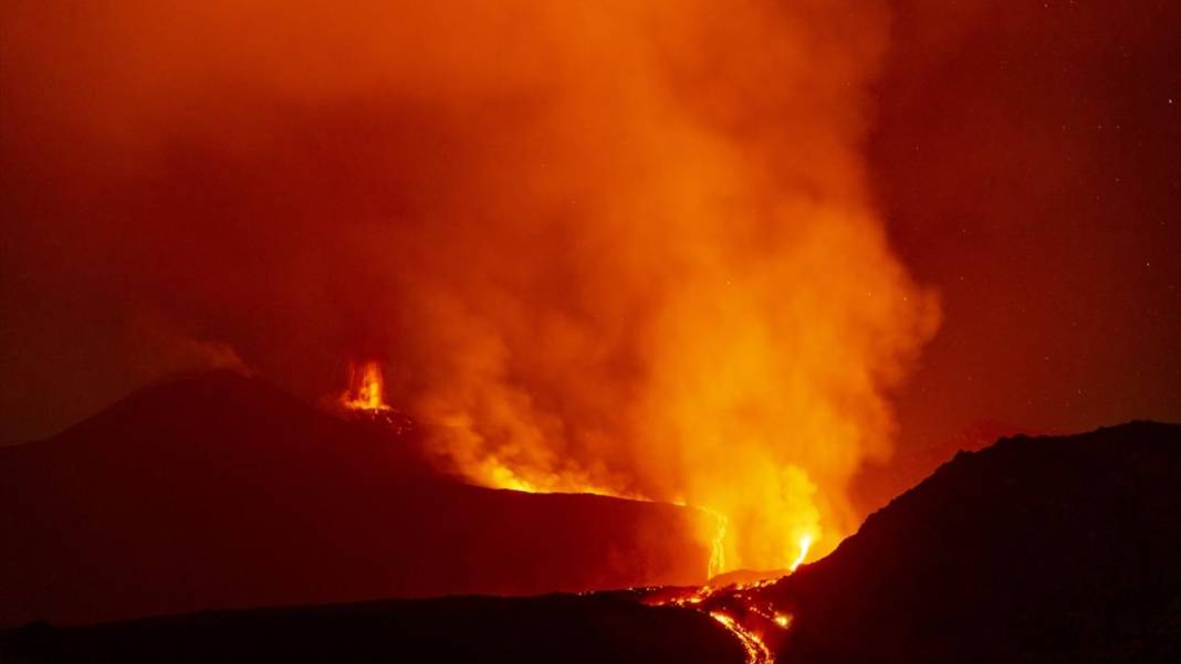 Etna Yanardağı'nın patlama devam ediyor 10