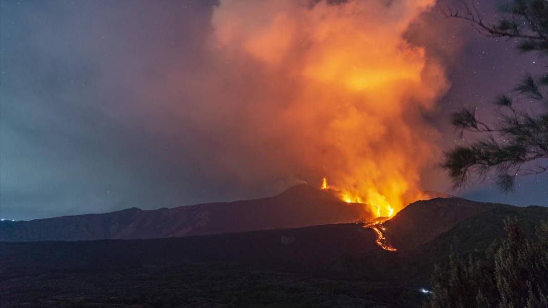 Etna Yanardağı'nın patlama devam ediyor 11