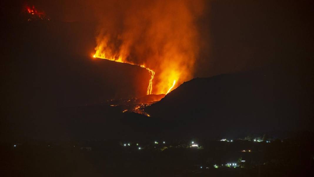 Etna Yanardağı'nın patlama devam ediyor 2