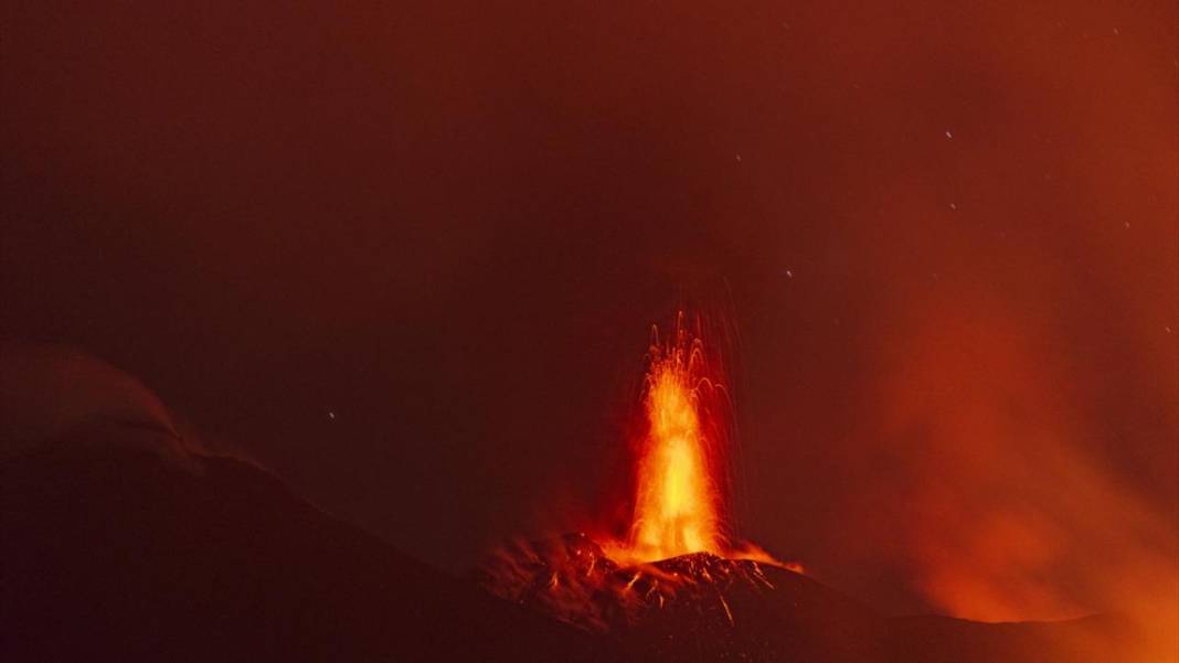 Etna Yanardağı'nın patlama devam ediyor 3