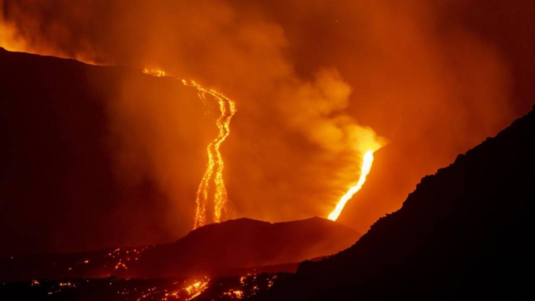 Etna Yanardağı'nın patlama devam ediyor 4