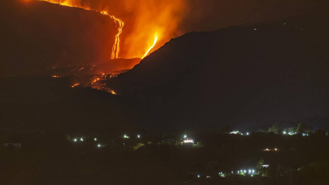 Etna Yanardağı'nın patlama devam ediyor 5