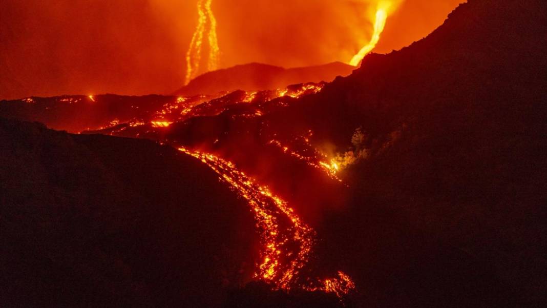 Etna Yanardağı'nın patlama devam ediyor 6