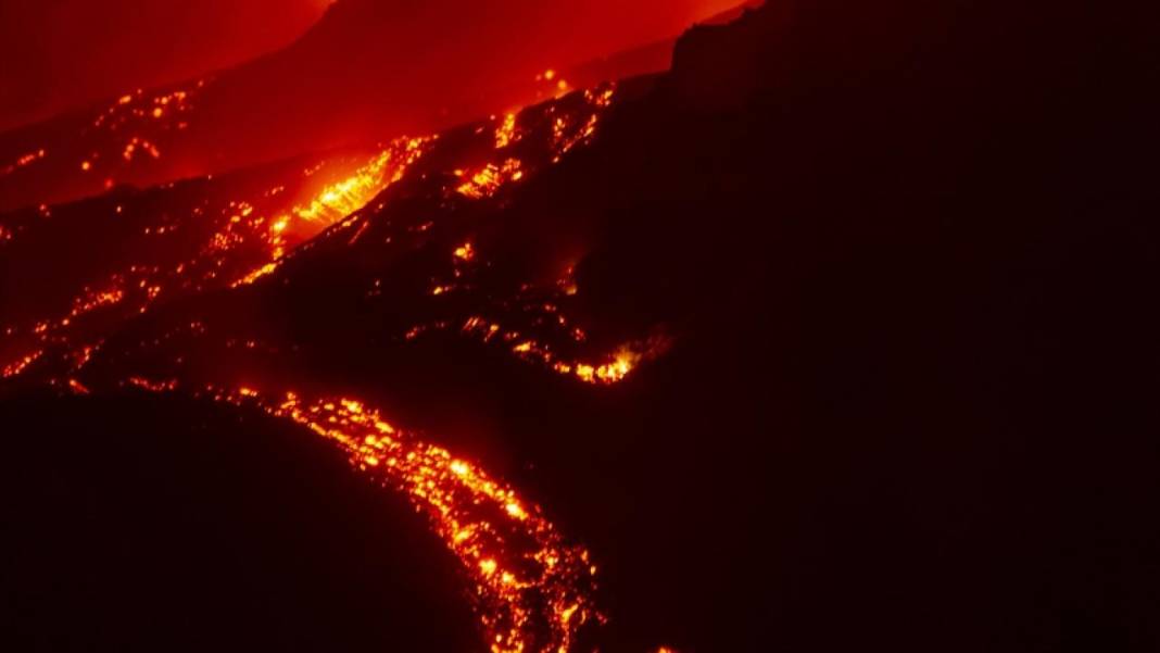 Etna Yanardağı'nın patlama devam ediyor 7
