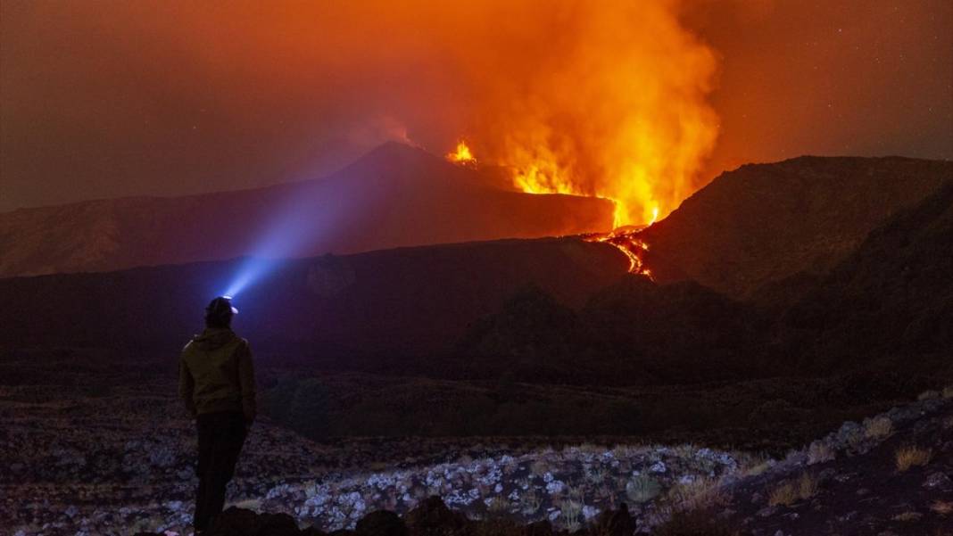 Etna Yanardağı'nın patlama devam ediyor 8