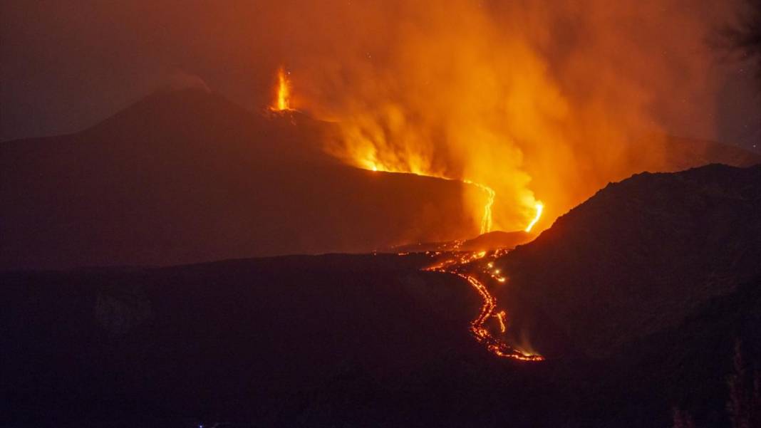 Etna Yanardağı'nın patlama devam ediyor 9