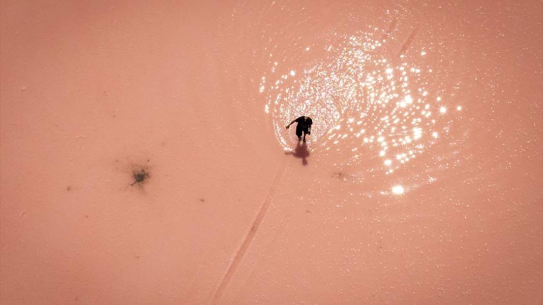 Tuz Gölü yaz aylarında pembe ve kırmızı tonlara bürünüyor 12