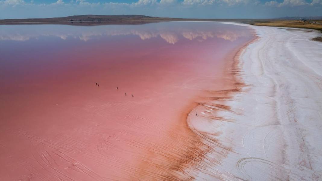 Tuz Gölü yaz aylarında pembe ve kırmızı tonlara bürünüyor 4